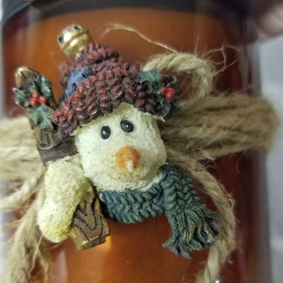 Peppermint bark candle/with snowman pin - Picture 4 of 7